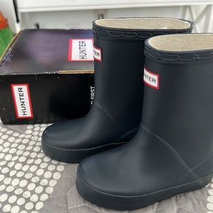 Hunter boot, navy blue, never woorn, labels and box